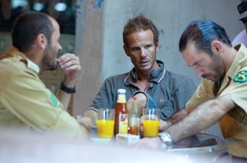 Ali Suliman, Peter Berg e Ashraf Barhoum sul set del film The Kingdom