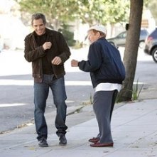 Ben Stiller con suo padre Jerry Stiller in una scena de Lo spaccacuori.