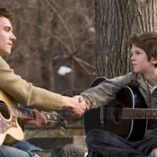 Freddie Highmore e Jonathan Rhys-Meyers in una scena di August Rush