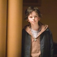 Freddie Highmore in una sequenza di August Rush