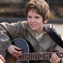 Freddie Highmore in una scena di La musica nel cuore (August Rush)