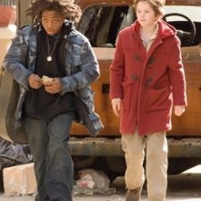 Freddie Highmore (con il cappotto rosso) in una scena di August Rush