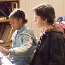 Freddie Highmore in una scena di August Rush