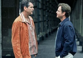 Greg Kinnear e Pierce Brosnan in una scena di The Matador