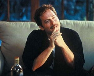 Greg Kinnear in una scena di The Matador