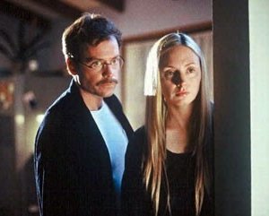 Hope Davis e Greg Kinnear in una scena di The Matador