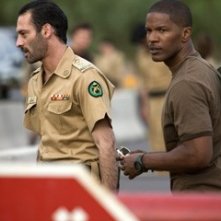 Jamie Foxx con Ashraf Barhoum in una scena di The Kingdom