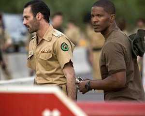 Jamie Foxx con Ashraf Barhoum in una scena di The Kingdom