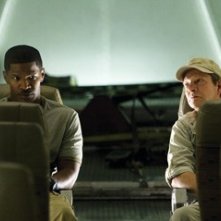 Jamie Foxx con Chris Cooper  in una scena di The Kingdom