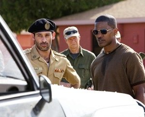 Jamie Foxx e Chris Cooper  in una scena di The Kingdom