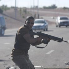 Jamie Foxx in una sequenza di The Kingdom