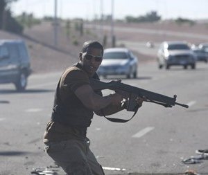 Jamie Foxx in una sequenza di The Kingdom