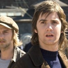 Joe Anderson e Jim Sturgess in una scena di Across the Universe