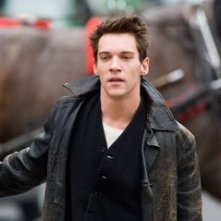 Jonathan Rhys-Meyers in una scena di La musica nel cuore