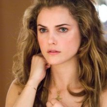 Un primo piano di Keri Russell in una scena di August Rush