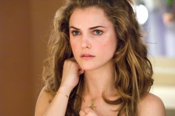 Un primo piano di Keri Russell in una scena di August Rush