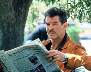Brosnan in una scena di The Matador