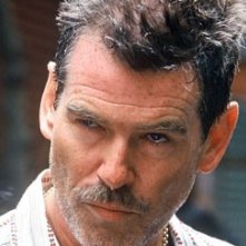 Un intenso primo piano di Pierce Brosnan in una scena di The Matador