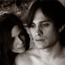 Gael Garcia Bernal in una immagine in bianco e nero del film Il passato