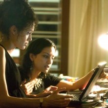 Angelina Jolie con Archie Panjabi in una scena del film A Mighty Heart