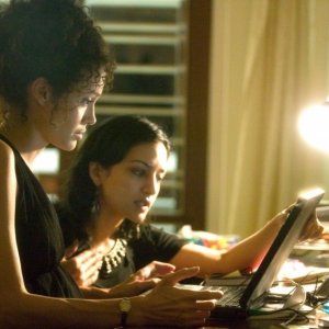 Angelina Jolie con Archie Panjabi in una scena del film A Mighty Heart