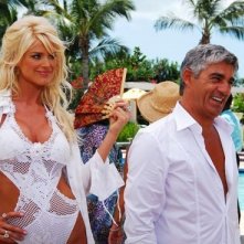 Biagio Izzo e Victoria Silvstedt  in una scena di Matrimonio alle Bahamas