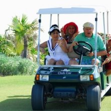 Enzo Salvi con Massimo Boldi in una scena di Matrimonio alle Bahamas