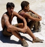 Due giovani protagonisti del film Rosso Malpelo