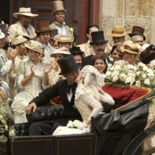 Benjamin Bratt con Giovanna Mezzogiorno in una scena de L'amore ai tempi del colera