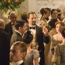 Benjamin Bratt in una sequenza de L'amore ai tempi del colera