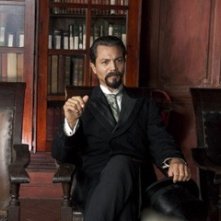 Benjamin Bratt in una scena de L'amore ai tempi del colera