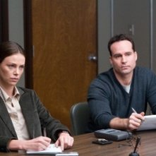 Charlize Theron con Jason Patric in una scena di In the Valley of Elah
