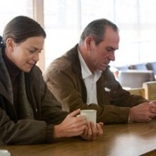 Charlize Theron con Tommy Lee Jones in una scena del film In the Valley of Elah