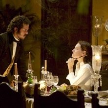 Giovanna Mezzogiorno con John Leguizamo in una scena de L'amore ai tempi del colera