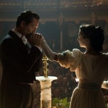 Giovanna Mezzogiorno e John Leguizamo in una suggestiva scena de L'amore ai tempi del colera