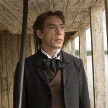 Il fascinoso Javier Bardem in una scena de L'amore ai tempi del colera