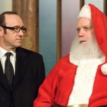 Kevin Spacey con Paul Giamatti in una scena di Fred Claus