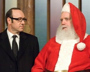 Kevin Spacey con Paul Giamatti in una scena di Fred Claus