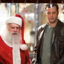 Kevin Spacey con Paul Giamatti in una scena di Fred Claus - Un fratello sotto l'albero