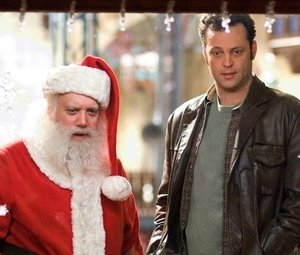 Kevin Spacey con Paul Giamatti in una scena di Fred Claus - Un fratello sotto l'albero