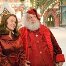 Miranda Richardson con Paul Giamatti in una scena di Fred Claus