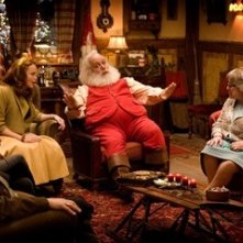 Miranda Richardson, Paul Giamatti e Kathy Bates in una scena di Fred Claus