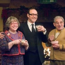 Trevor Peacock con Kathy Bates e Kevin Spacey in una scena di Fred Claus - Un fratello sotto l'albero