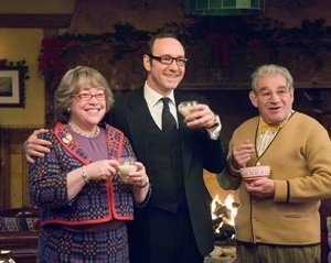 Trevor Peacock con Kathy Bates e Kevin Spacey in una scena di Fred Claus - Un fratello sotto l'albero