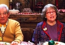 Trevor Peacock con Kathy Bates in una scena di Fred Claus - Un fratello sotto l'albero