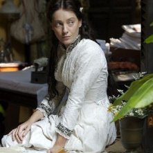 Una splendida Giovanna Mezzogiorno in una scena de L'amore ai tempi del colera