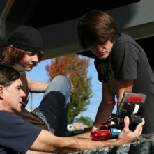 Gus Van Sant spiega una scena ai giovani protagonisti del film Paranoid Park