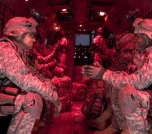 Michael Pena e Derek Luke in una scena di Leoni per agnelli