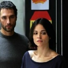 Raoul Bova accanto a Romina Mondello in una scena di Milano-Palermo: il ritorno