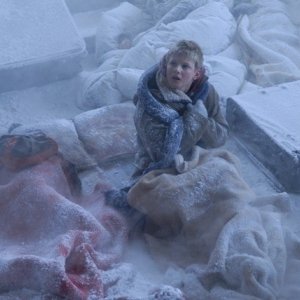 Alexander Ludwig in una scena dell'horror Il risveglio delle tenebre